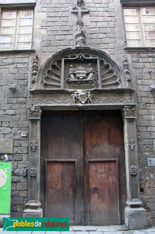 Barcelona - Hospital de la Santa Creu. Porta renaixentista