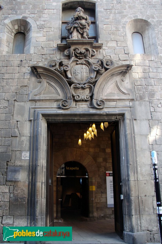 Barcelona - Hospital de la Santa Creu. Porta dela Capella