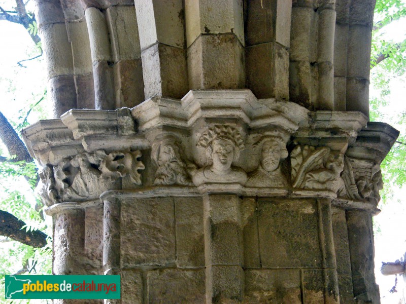 Barcelona - Hospital de la Santa Creu. Capitells del claustre (segle XV)