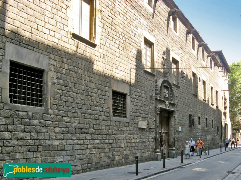 Barcelona - Hospital de la Santa Creu. Façana del carrer Hospital (Foto: Albert Esteves, 2016) Barcelona - Hospital de la Santa Creu. Façana del carrer Hospital