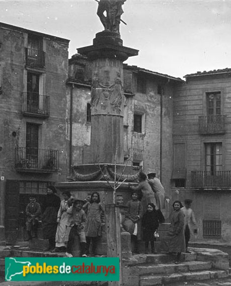 Igualada - Font de Neptú (Foto: Josep Salvany - Fons Salvany, Biblioteca de Catalunya, 1913) Igualada - Font de Neptú