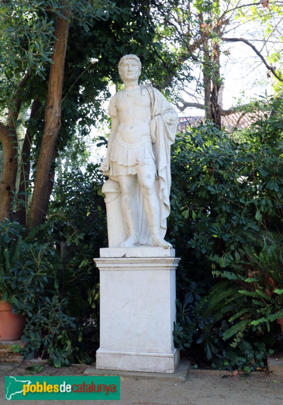 Barcelona - Jardins de la Tamarita. Escultura: Europa (figura afegida que no formava part del conjunt)