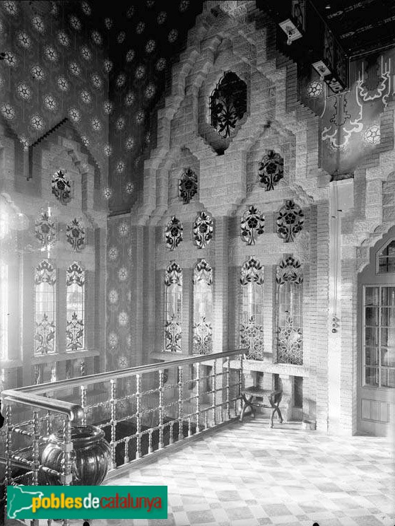 Barcelona - Casa Roviralta (El Frare Blanc) (Foto: Anònim -Arxiu Fotogràfic del Centre Excursionista de Catalunya-, 1913-16) Barcelona - Casa Roviralta (El Frare Blanc)