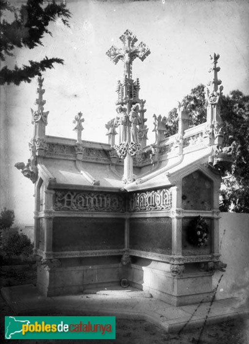 Vilassar de Mar - Cementiri. Sepulcre Guardiola (Foto: Anònim -Arxiu fotogràfic Centre Excursionista de Catalunya-, inicis segle XX) Vilassar de Mar - Cementiri. Sepulcre Guardiola