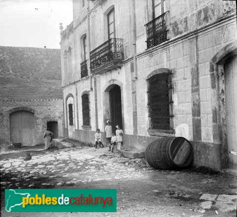 Vallirana - Can Prunera (Foto: <i>Òscar Torras -Arxiu fotogràfic Centre Excursionista de Catalunya-</i>, 1919) Vallirana - Can Prunera