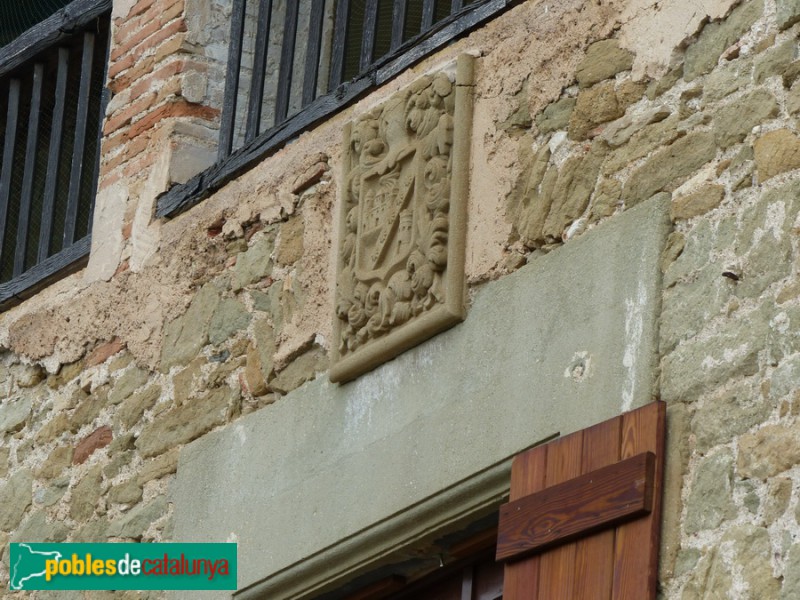 Folgueroles - La Sala. Escut a la façana cara migdia (Foto: Graciel·la Vidal, 2017) Folgueroles - La Sala. Escut a la façana cara migdia