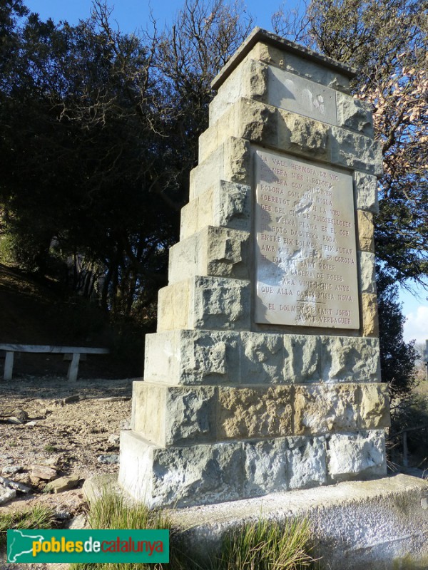 Folgueroles - Ruta verdagueriana. Monòlit a prop de l'ermita de Sant Jordi i el dolmen