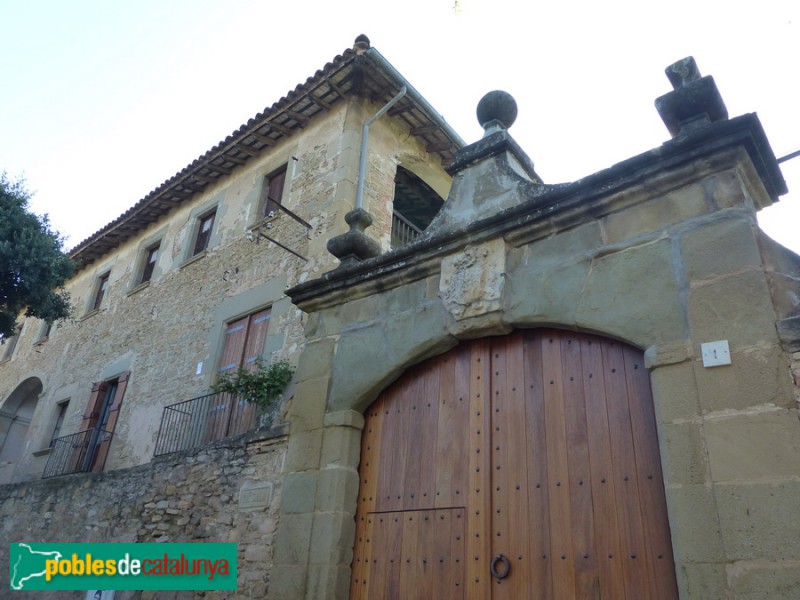 Folgueroles - La Sala. Portalada d'accés principal i escut d'armes (Foto: Graciel·la Vidal, 2020) Folgueroles - La Sala. Portalada d'accés principal i escut d'armes