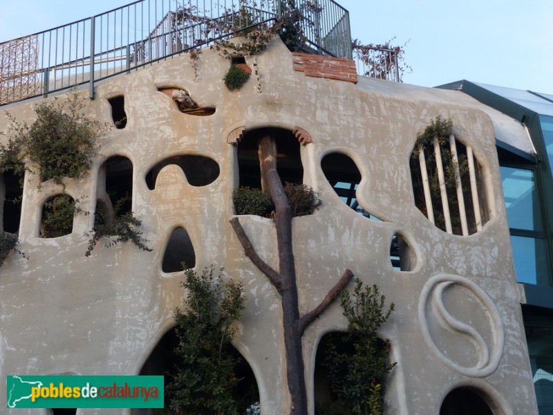 Folgueroles - Edifici Folgueroles. Detall "arbre" per la recollida d'aigua (Foto: Graciel·la Vidal, 2020) Folgueroles - Edifici Folgueroles. Detall "arbre" per la recollida d'aigua