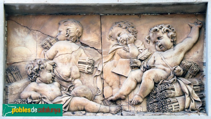 Barcelona - Porxos d'en Xifré. Relleus amb putti (Foto: Albert Esteves, 2020) Barcelona - Porxos d'en Xifré. Relleus amb putti