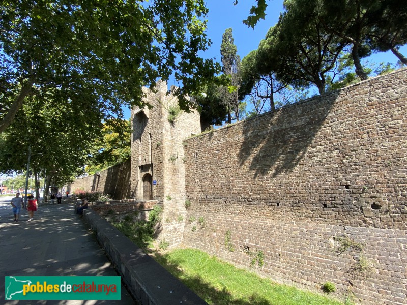 Barcelona - Muralla del segle XIV (Foto: Albert Esteves, 2020) Barcelona - Muralla del segle XIV