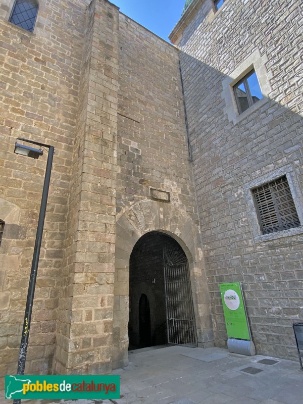 Barcelona - Hospital de la Santa Creu. Entrada al claustre des del darrere