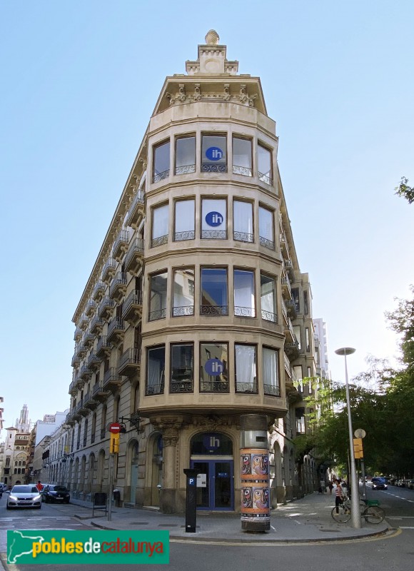 Barcelona - Trafalgar, 10-14. Cantonada Ortigosa (Foto: Albert Esteves, 2020) Barcelona - Trafalgar, 10-14. Cantonada Ortigosa