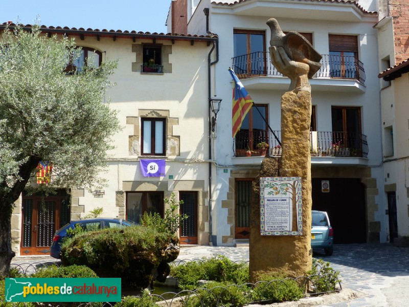 Taradell - Escultura <i>Exaltació a la Vida i a la Pau</i> (Foto: Graciel·la Vidal, 2017) Taradell - Escultura <i>Exaltació a la Vida i a la Pau</i>