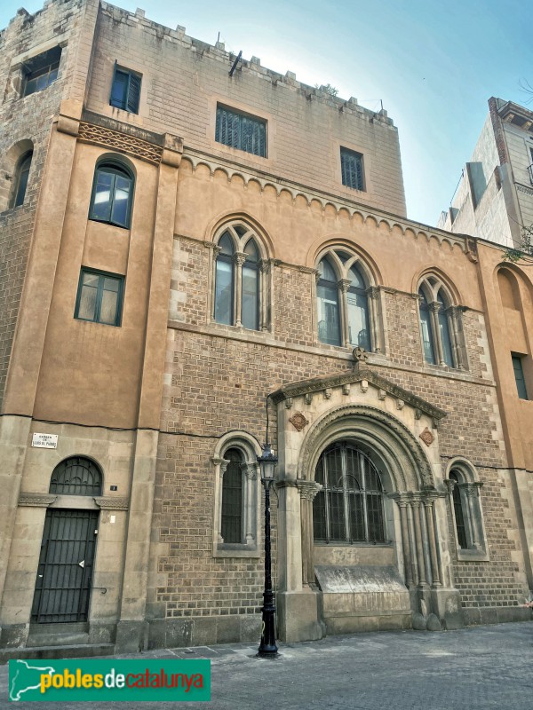 Barcelona - Sant Pere de les Puelles. Façana historicista