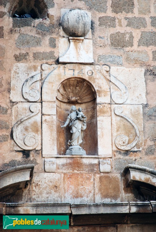 Calonge - Església de Sant Martí. Façana de la plaça de la Doma