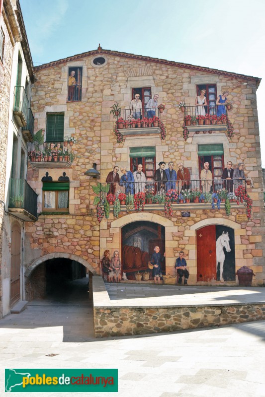 Calonge - Entrada al carrer del Càcul des de la plaça Major (Foto: Albert Esteves, 2020) Calonge - Entrada al carrer del Càcul des de la plaça Major