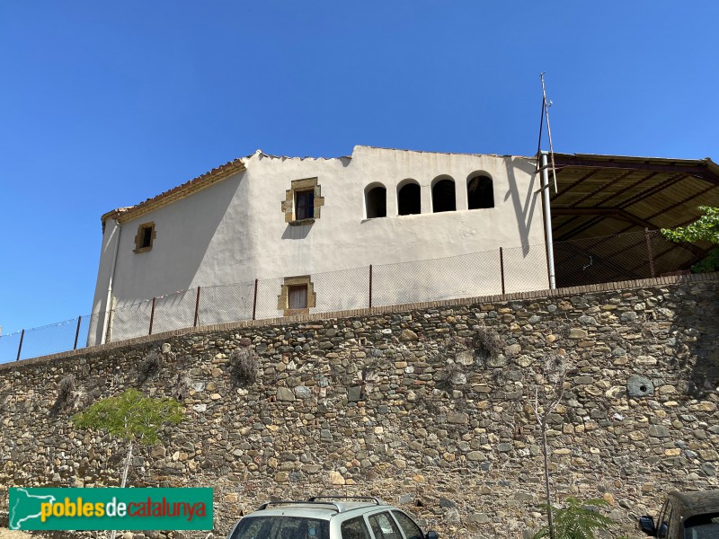 Cruïlles - Casa de la finestra conopial, façana del carrer Raval