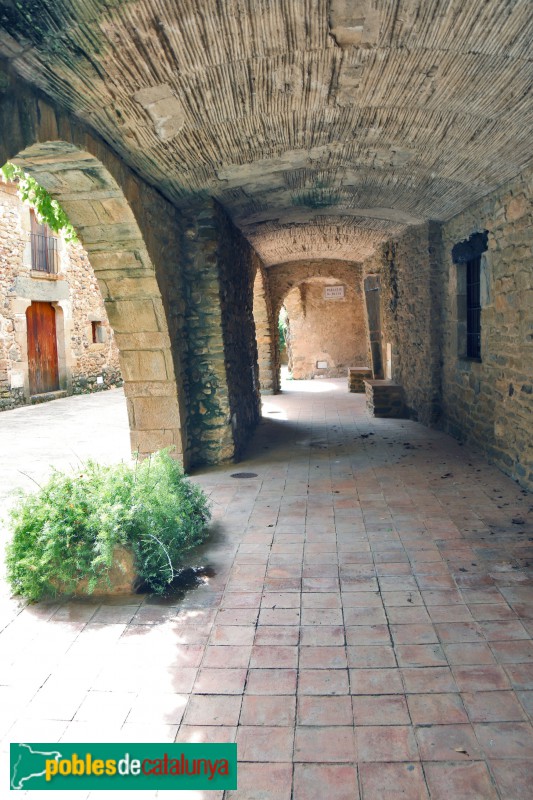 Monells - Plaça de l'Oli (Foto: Albert Esteves, 2020) Monells - Plaça de l'Oli