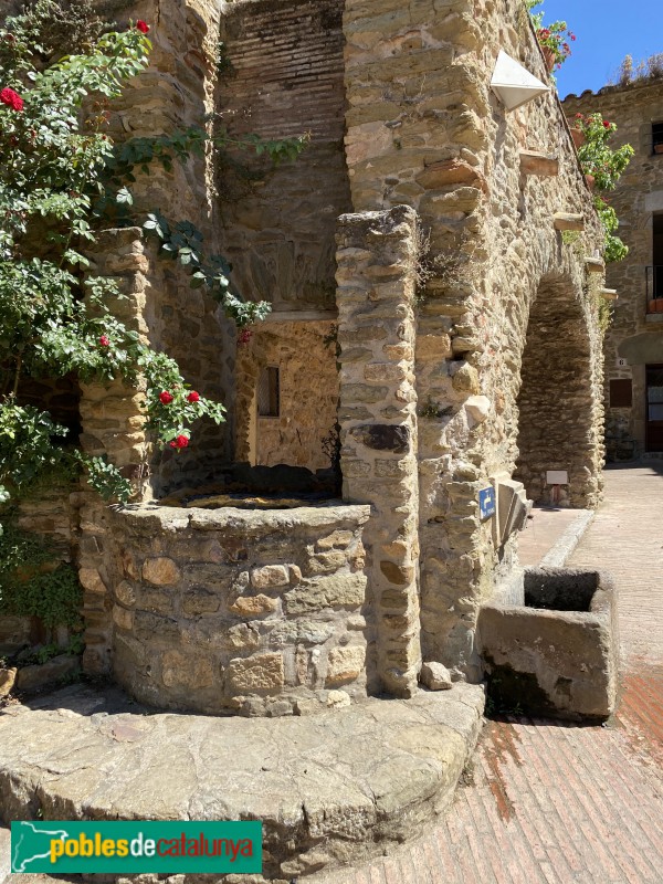 Monells - Pou de la plaça