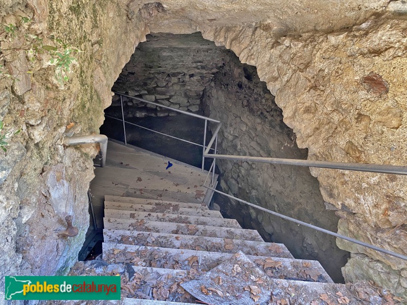 Sant Sadurní de l'Heura. Antic dipòsit d'aigua, sota la plaça