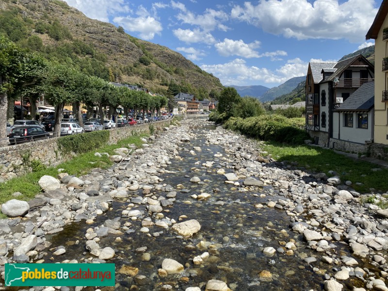 Bossòst - La Garona, amb el passeig deth Grauèr a l'esquerra