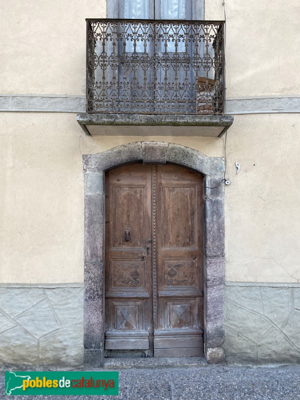 Les - Carrer dera Carrèra. Çò des de Mossènpeir (Foto: Albert Esteves, 2020) Les - Carrer dera Carrèra. Çò des de Mossènpeir
