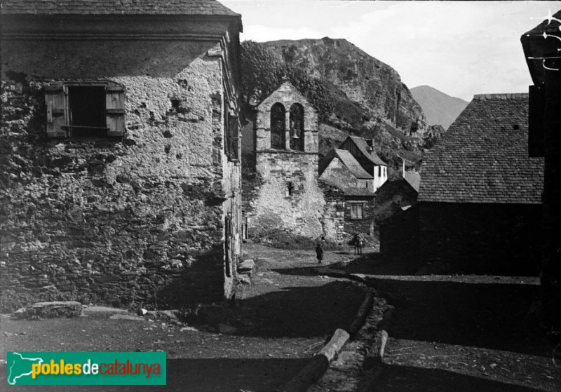 Arres de Jos - En primer pla, l'església desapareguda de Sant Joan. Al fons la de Sant Fabià