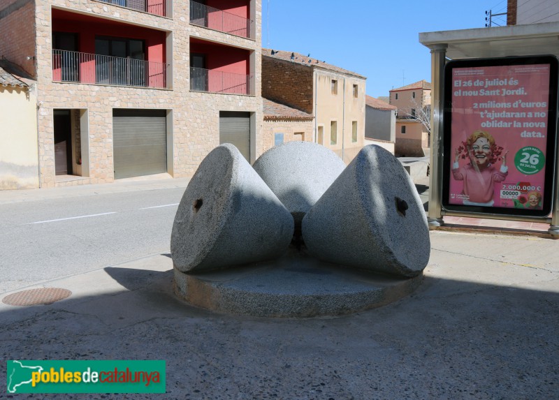 L'Albagés. Corrons de moldre, en una plaça del poble