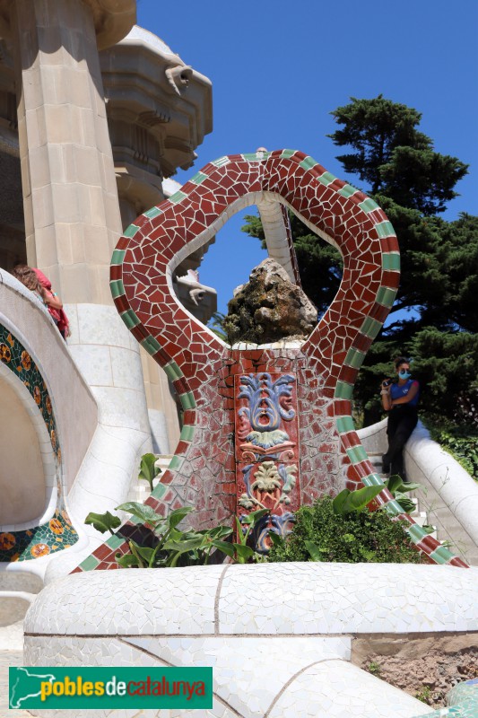 Barcelona - Park Güell, detall de l'escalinata (Foto: Albert Esteves, 2020) Barcelona - Park Güell, detall de l'escalinata