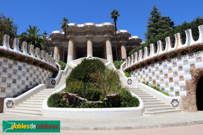 Barcelona - Park Güell, escalinata (Foto: Albert Esteves, 2020) Barcelona - Park Güell, escalinata