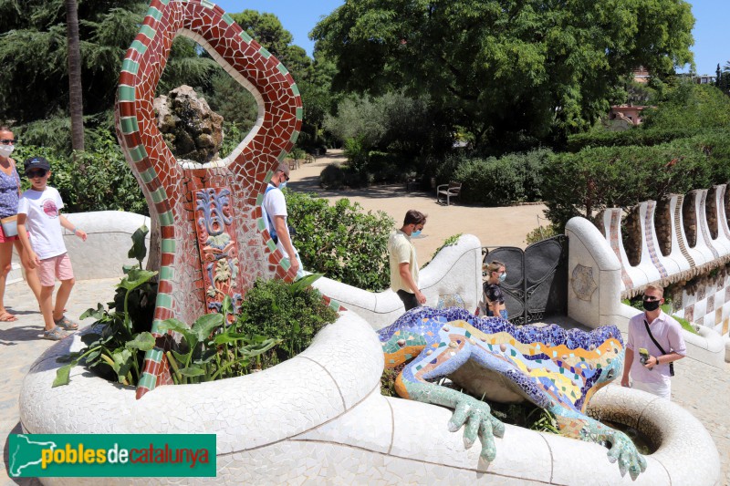 Barcelona - Park Güell, detall de l'escalinata (Foto: Albert Esteves, 2020) Barcelona - Park Güell, detall de l'escalinata
