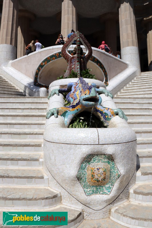 Barcelona - Park Güell, detall de l'escalinata (Foto: Albert Esteves, 2020) Barcelona - Park Güell, detall de l'escalinata