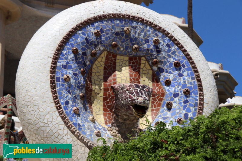 Barcelona - Park Güell, detall de l'escalinata (Foto: Albert Esteves, 2020) Barcelona - Park Güell, detall de l'escalinata