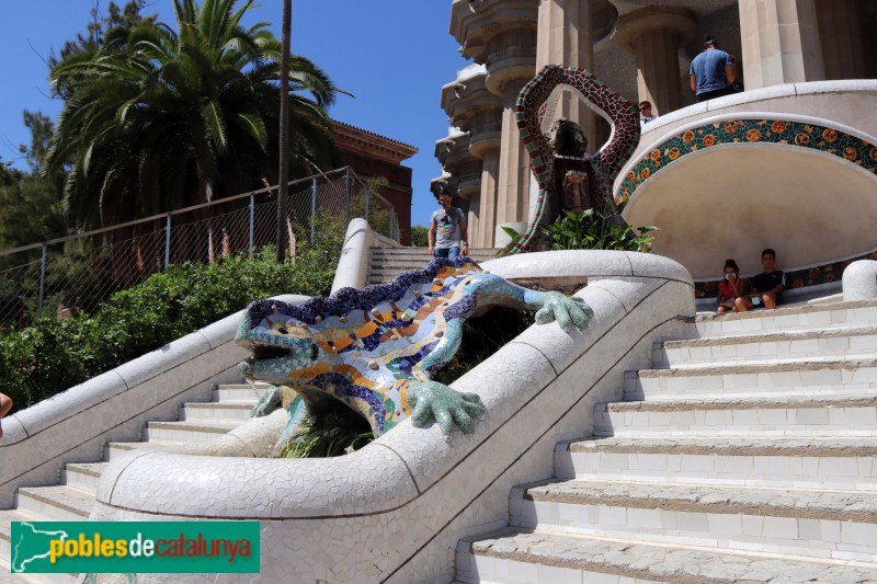 Barcelona - Park Güell, detall de l'escalinata (Foto: Albert Esteves, 2020) Barcelona - Park Güell, detall de l'escalinata