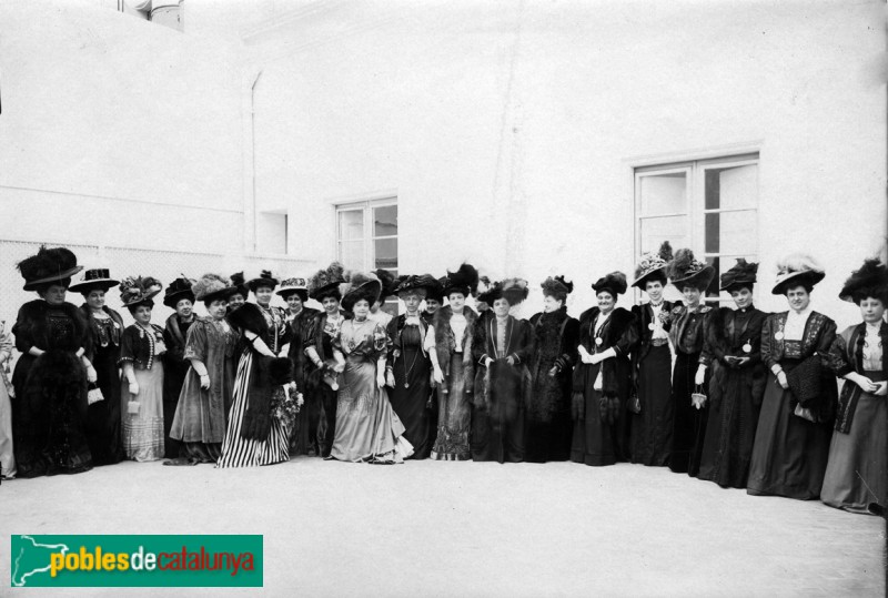 Barcelona - Junta de Dames al voltant de la Marquesa de Comillas, el dia de la inauguració de l'Asil