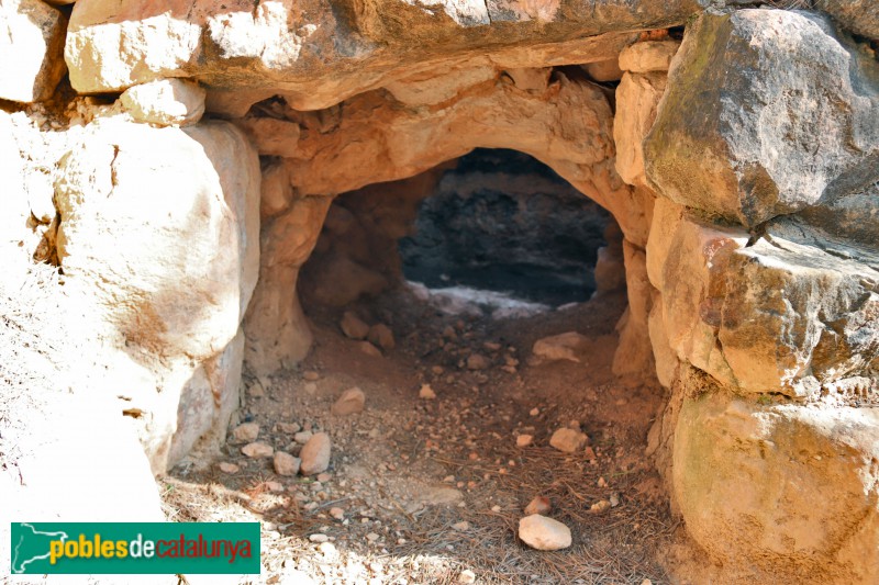 Bovera - Forn d'oli de ginebró. Boca de càrrega i buidatge