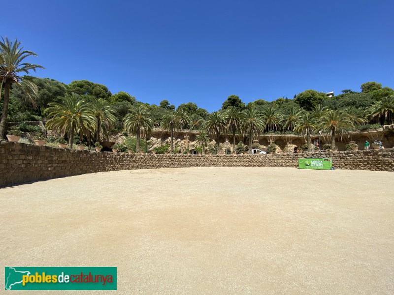 Barcelona - Park Güell. Plaça central (Foto: Albert Esteves, 2020) Barcelona - Park Güell. Plaça central