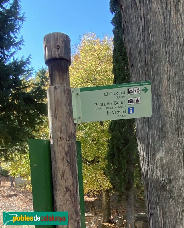 El Vilosell - Font de Sant Miquel. Indicador de les rutes (Foto: Albert Esteves, 2020) El Vilosell - Font de Sant Miquel. Indicador de les rutes
