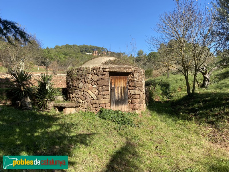Corbera de Llobregat - Cabana al costat de Can Planes (Foto: Albert Esteves, 2020) Corbera de Llobregat - Cabana al costat de Can Planes