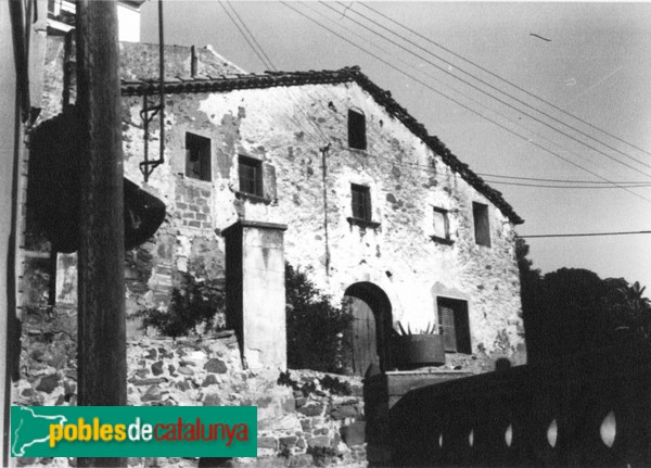 Corbera de Llobregat - Cal Bessó, abans de la reforma moderna (Foto: Ramon Maria Aragó i Cabanyas -calaix.gencat.cat-, 1984) Corbera de Llobregat - Cal Bessó, abans de la reforma moderna