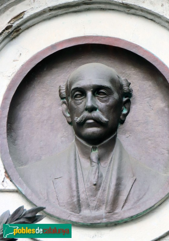 Barcelona - Quinta de Salut L'Aliança. Monument a Eduardo Dato