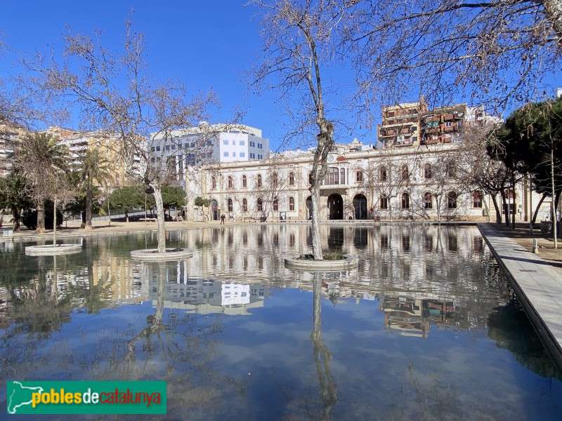 Barcelona - Casernes de Girona. Façana del parc