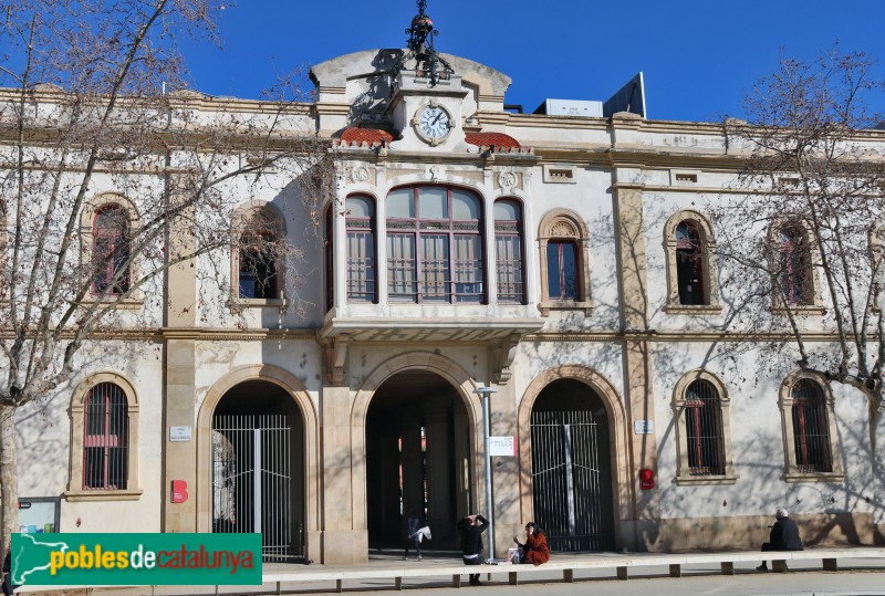 Barcelona - Casernes de Girona. Façana del parc