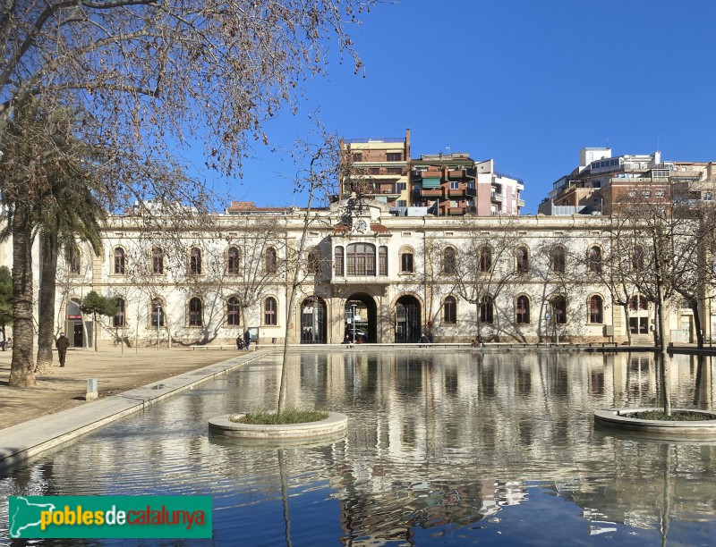 Barcelona - Casernes de Girona. Façana del parc