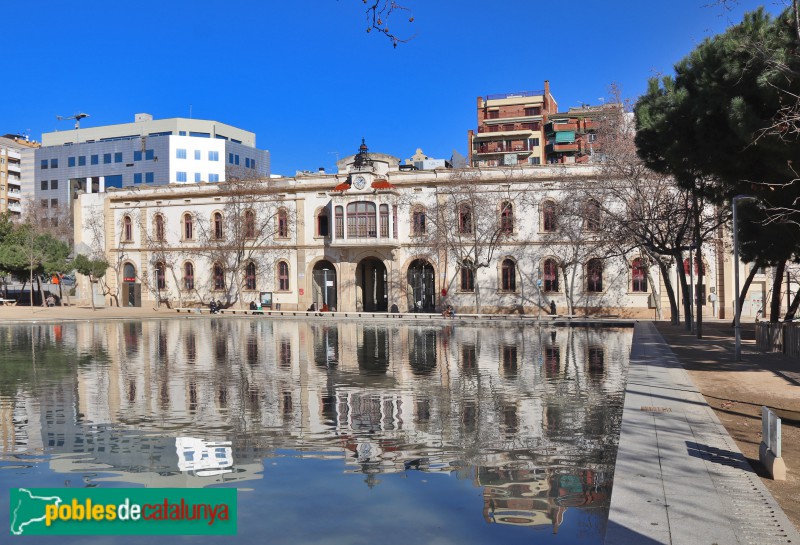 Barcelona - Casernes de Girona. Façana del parc