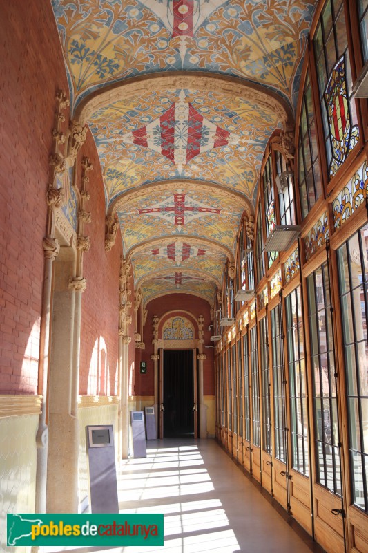 Hospital de Sant Pau - Escultura de l'edifici d'Administració