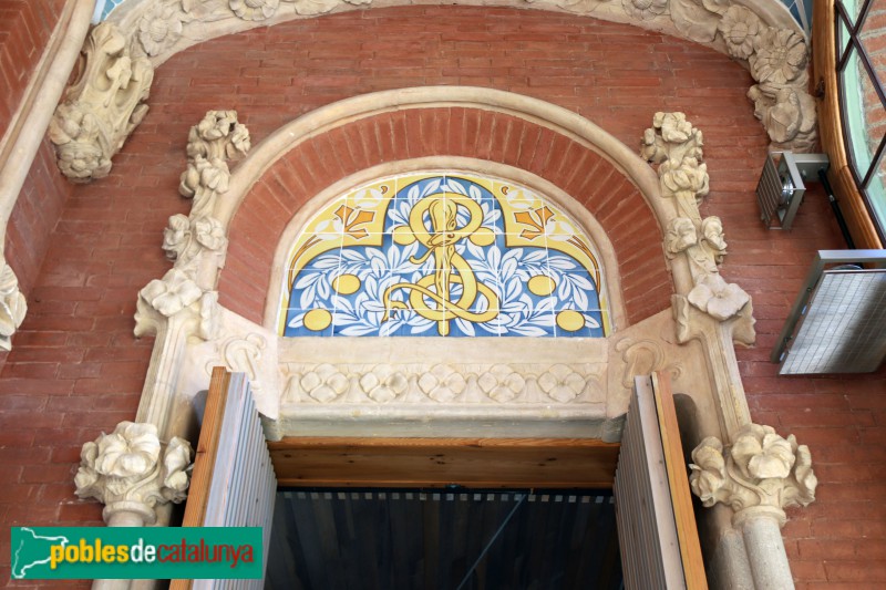 Hospital de Sant Pau - Escultura de l'edifici d'Administració