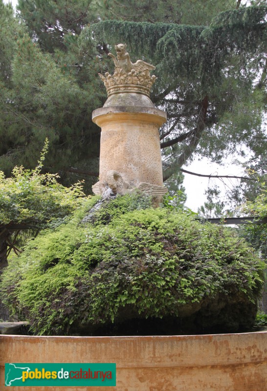 Barcelona - Jardins del Laberint d'Horta. Símbol de la família Llupià (Foto: Albert Esteves, 2014) Barcelona - Jardins del Laberint d'Horta. Símbol de la família Llupià