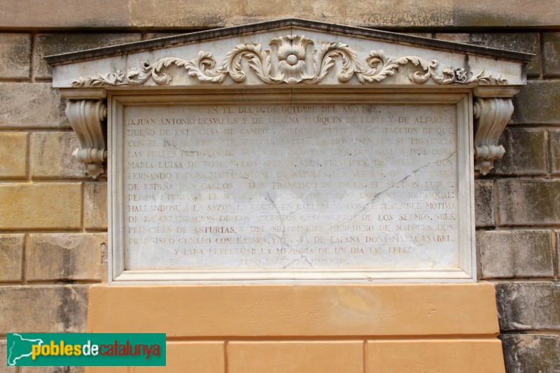 Barcelona - Jardins del Laberint d'Horta. Làpida commemorativa del vista del rei Carles IV, l'any 1802 (Foto: Albert Esteves, 2014) Barcelona - Jardins del Laberint d'Horta. Làpida commemorativa del vista del rei Carles IV, l'any 1802